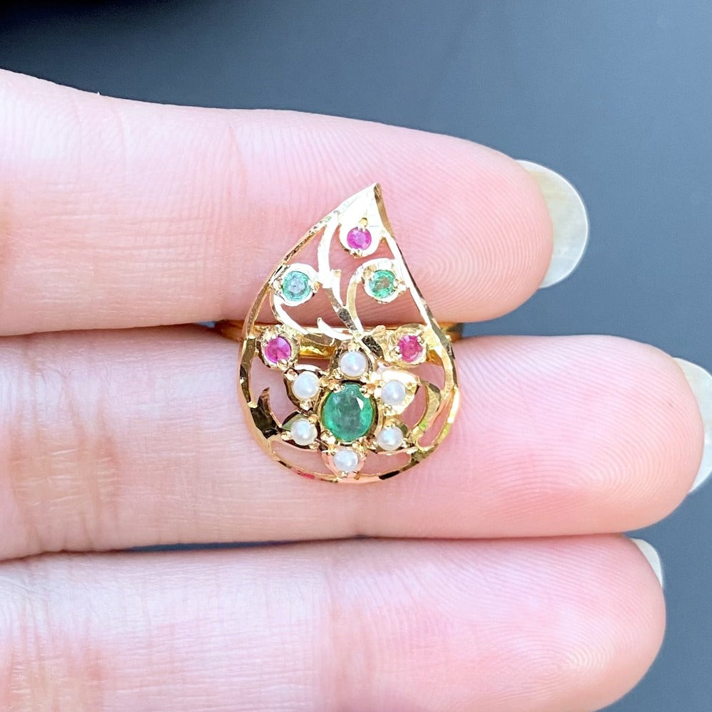 delicate ring in 22ct gold