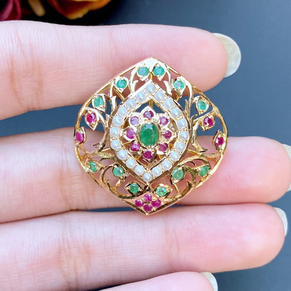 finely crafted jadau ring in 22ct gold