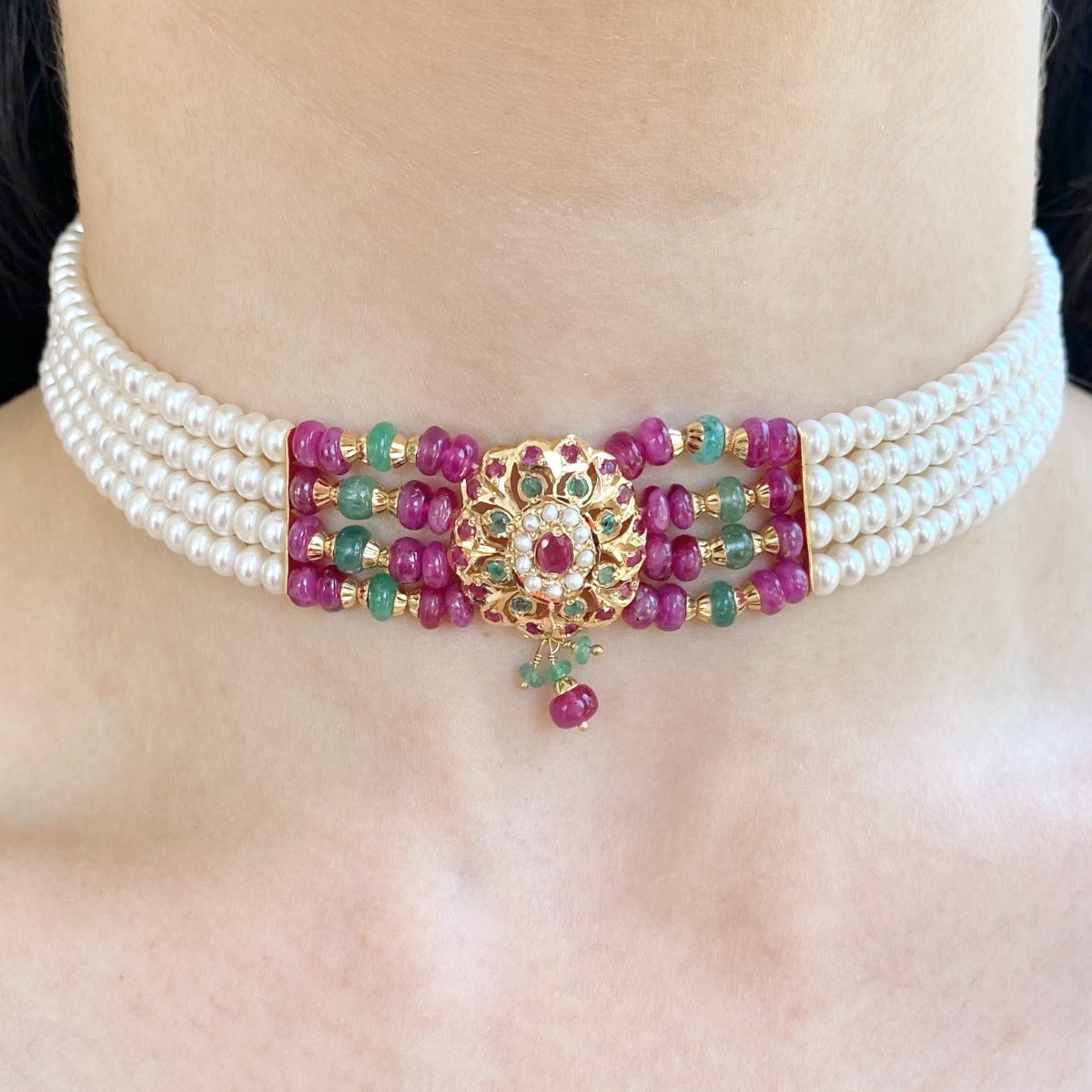 delicate gold necklace in 22ct gold abu dhabi