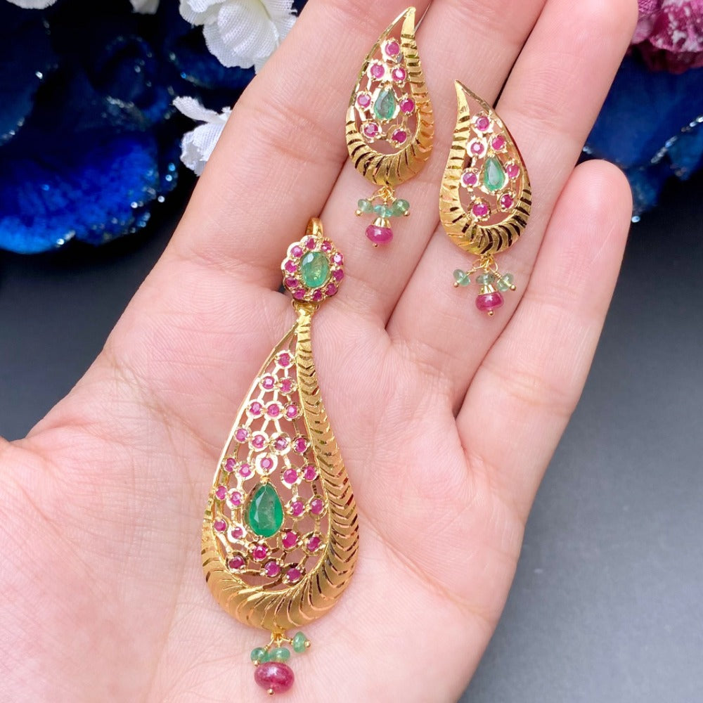 paisley pendant gold