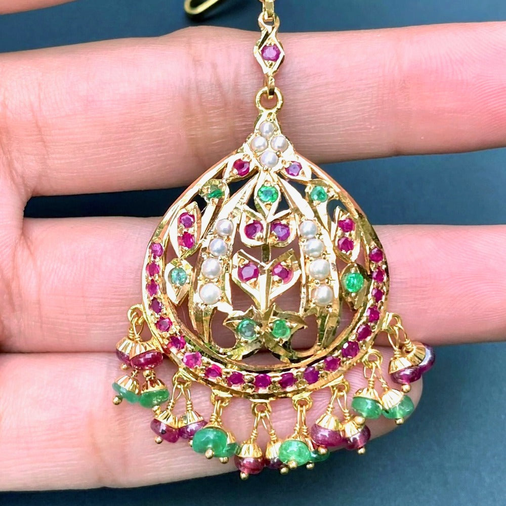 small gold jadau teeka