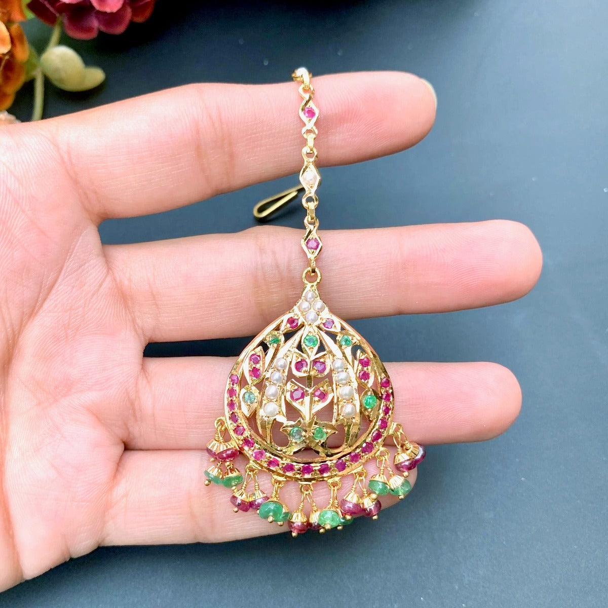 small gold jadau teeka
