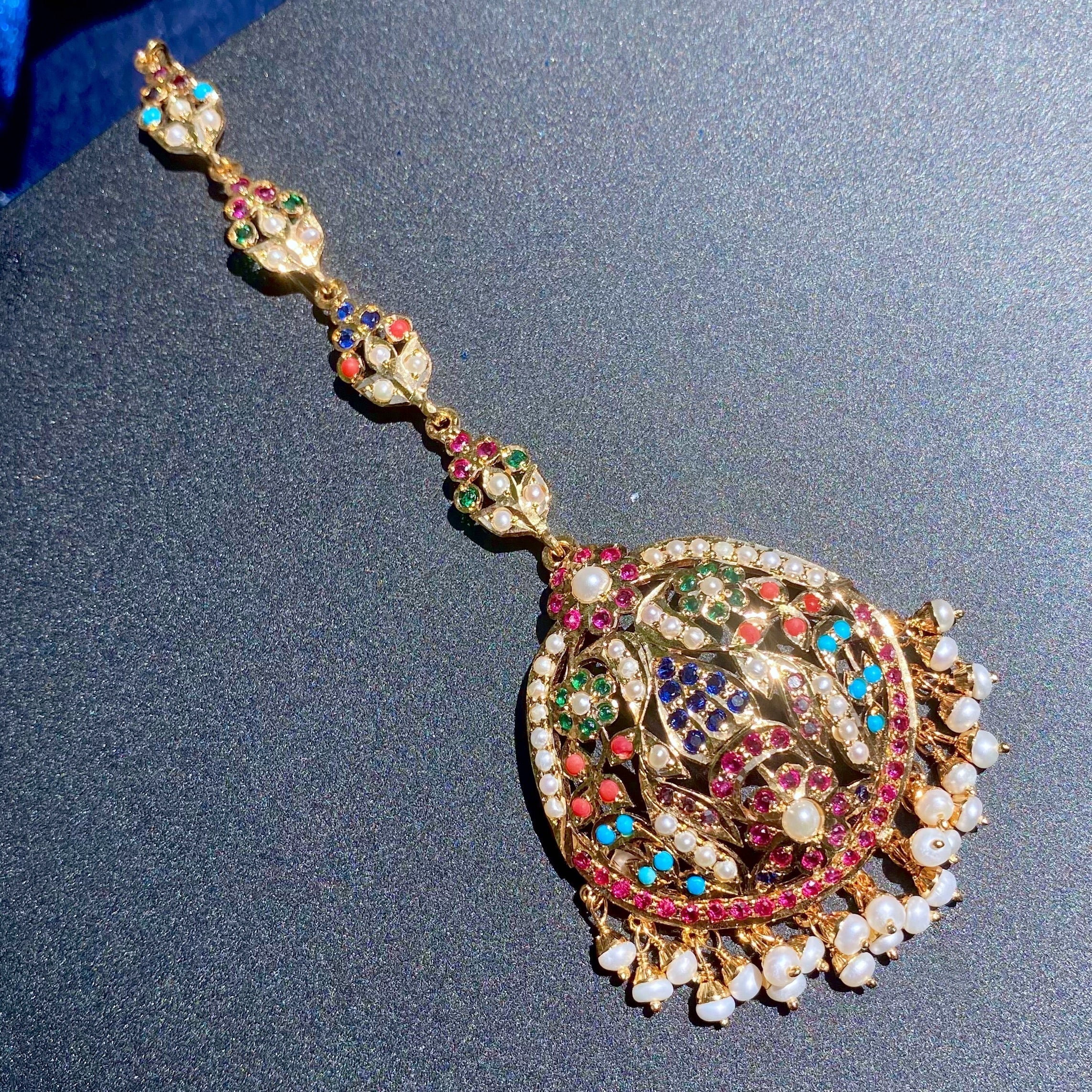 medium size navratna mang tikka