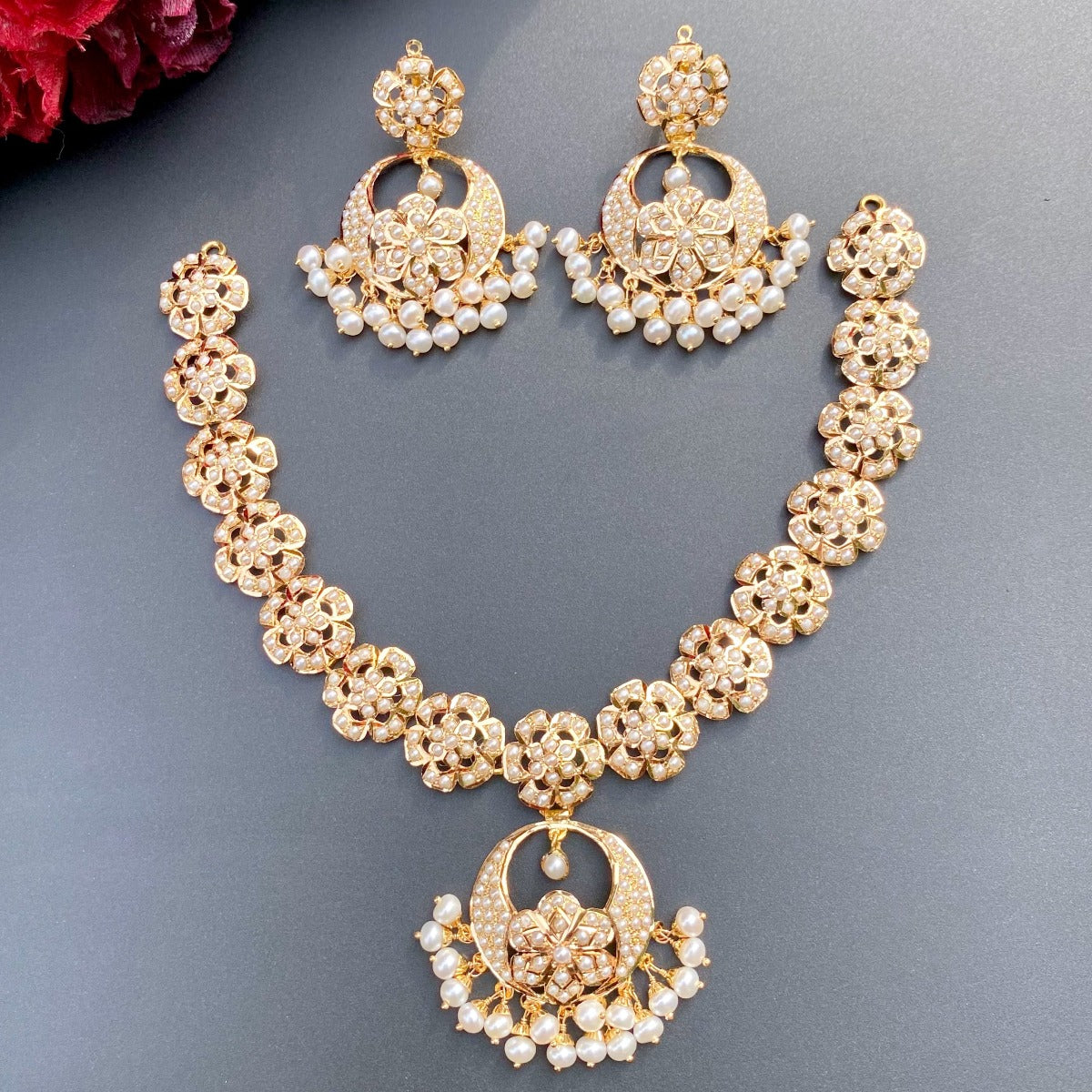 harmonious floral pearl necklace set in 22ct gold gns 085