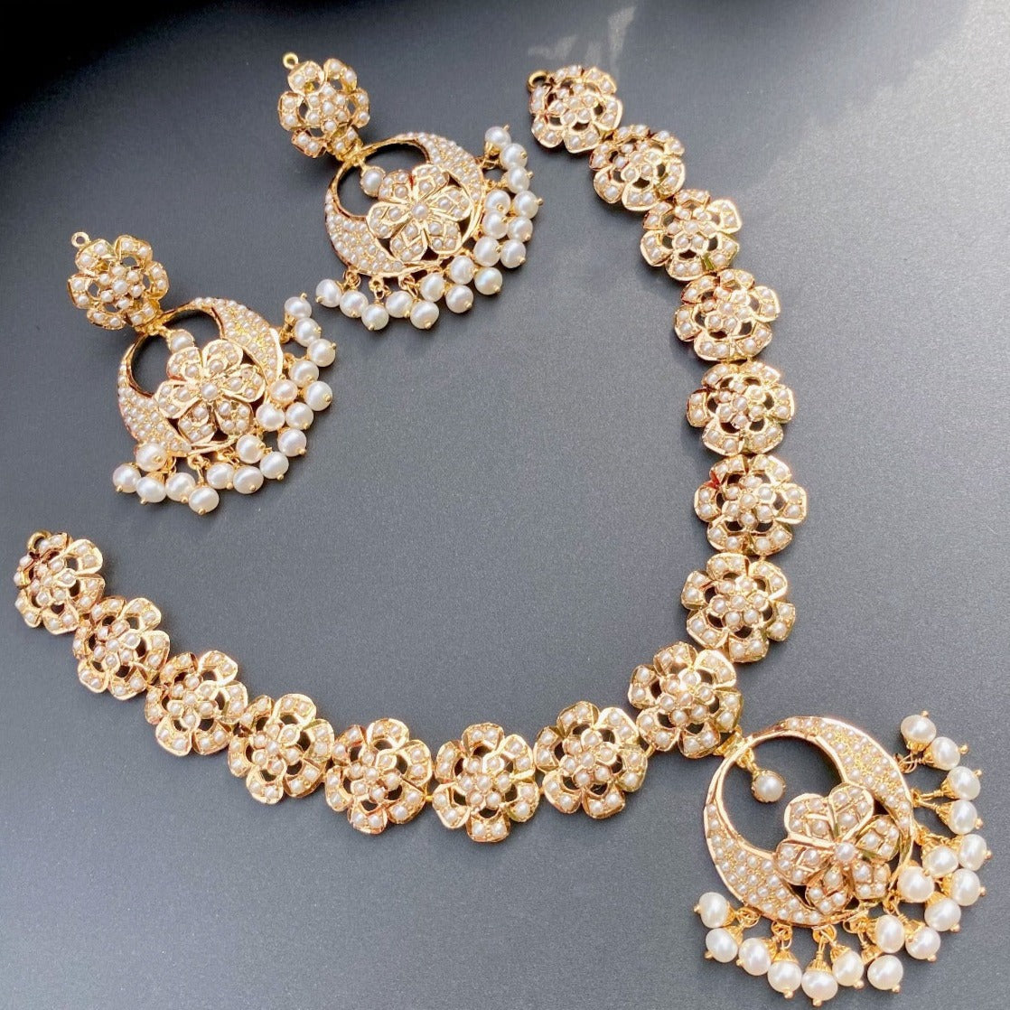 harmonious floral pearl necklace set in 22ct gold gns 085