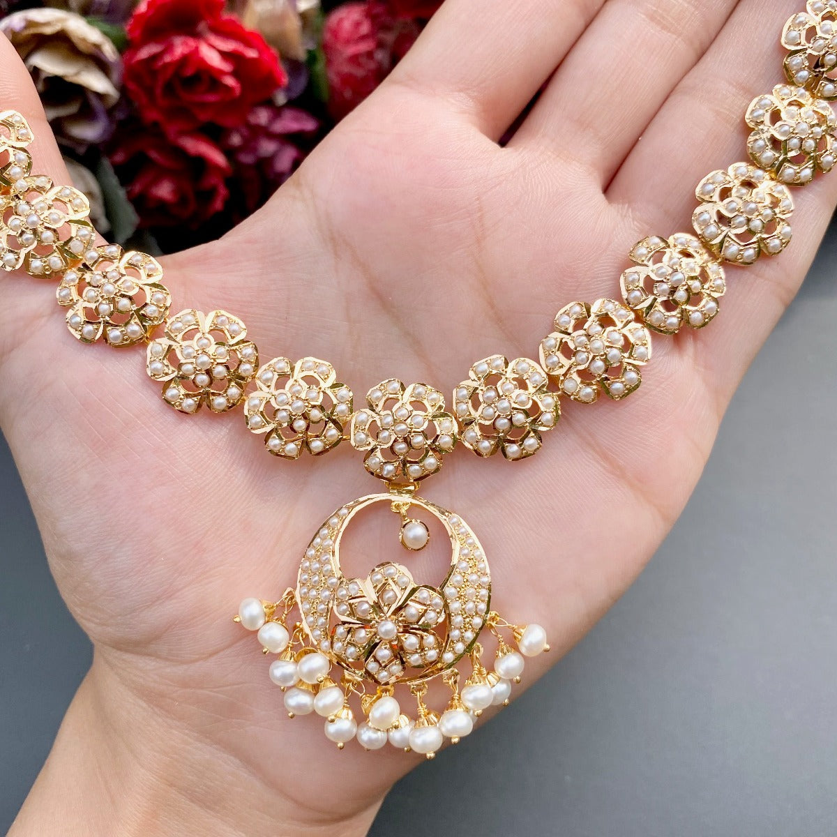 harmonious floral pearl necklace set in 22ct gold gns 085