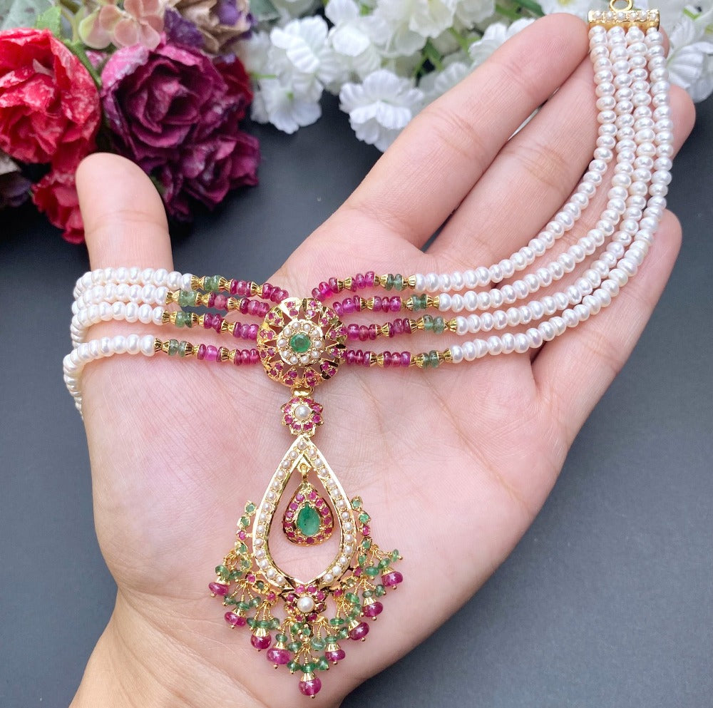 delicate necklace set in 22ct gold dubai