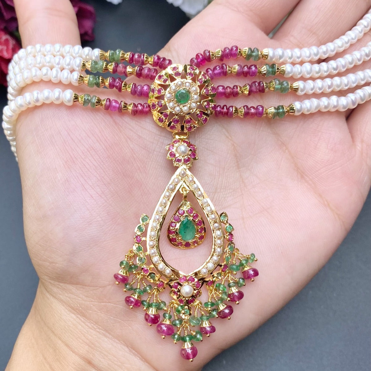 delicate necklace set in 22ct gold dubai