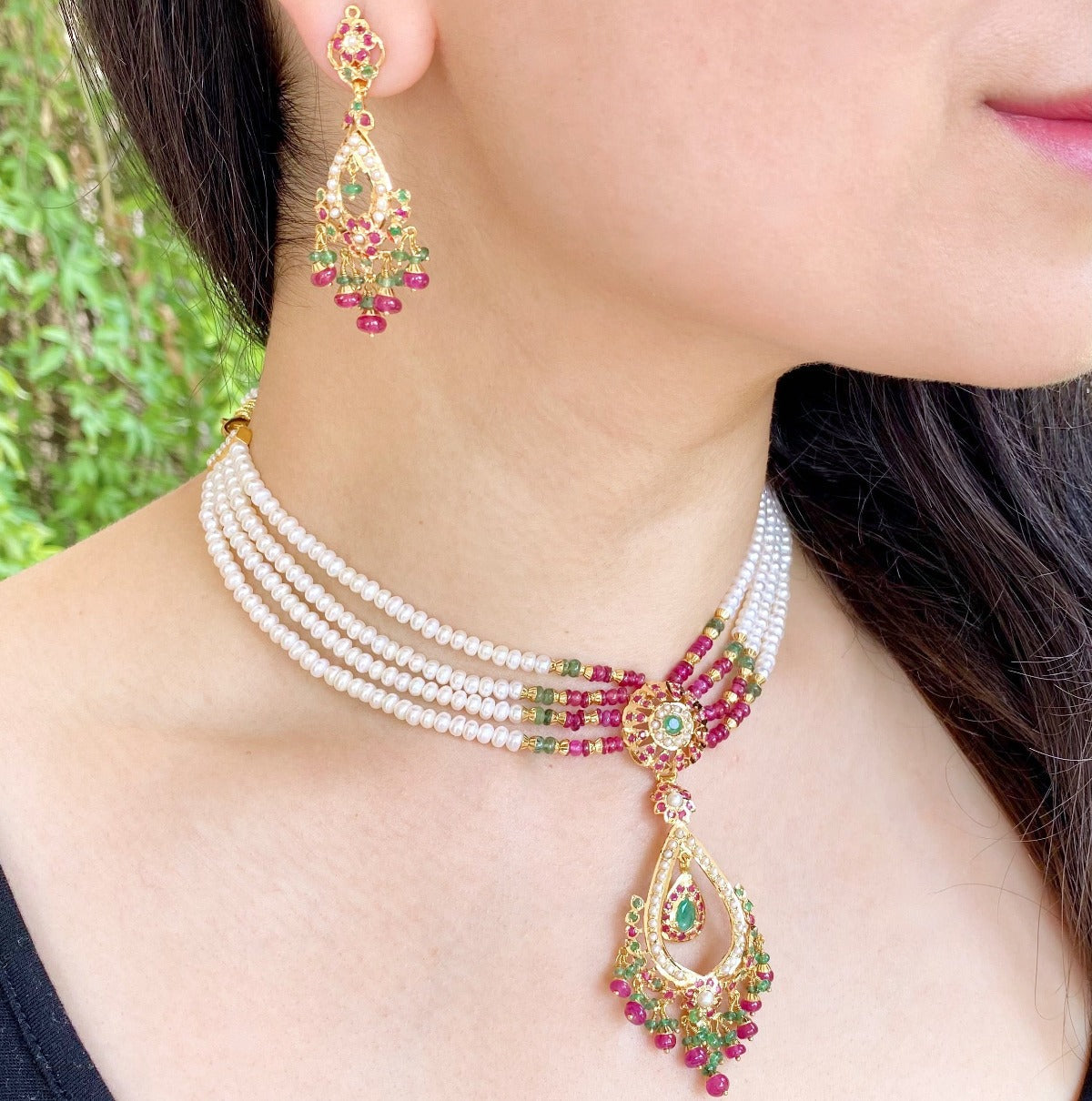 delicate necklace set in 22ct gold dubai