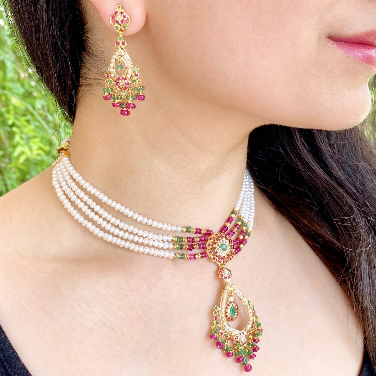 delicate necklace set in 22ct gold dubai