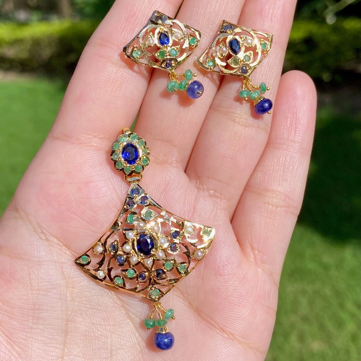 delicate jadau pendant set in 22 carat gold