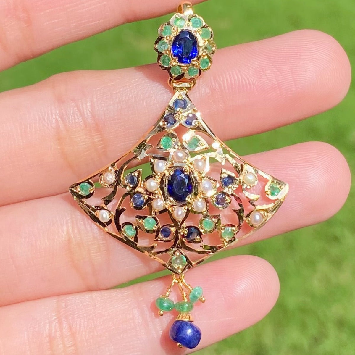 delicate jadau pendant set in 22 carat gold