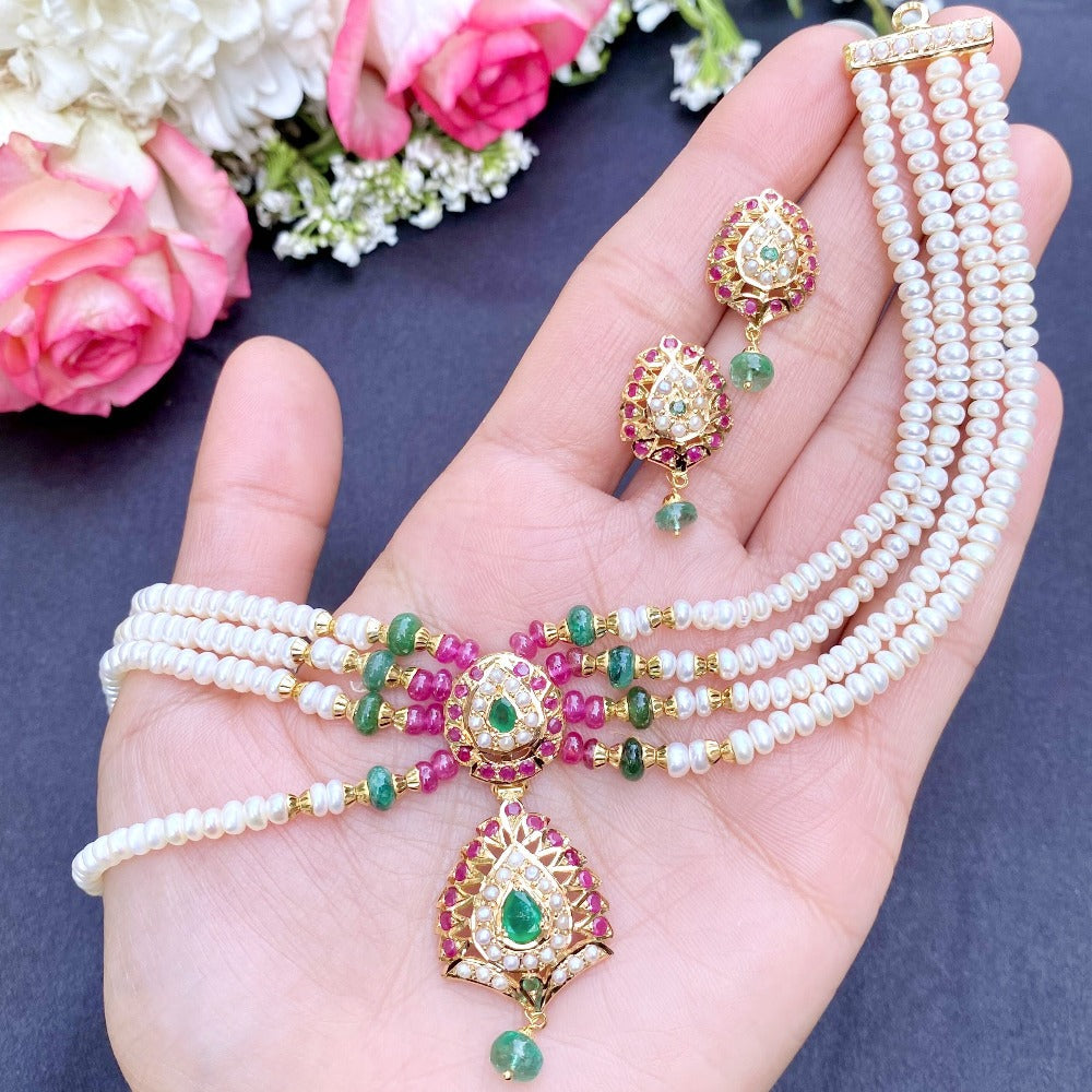 delicate necklace set in 22k gold