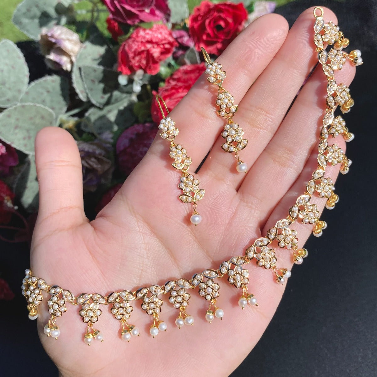 simple and sober pearl necklace set on gold