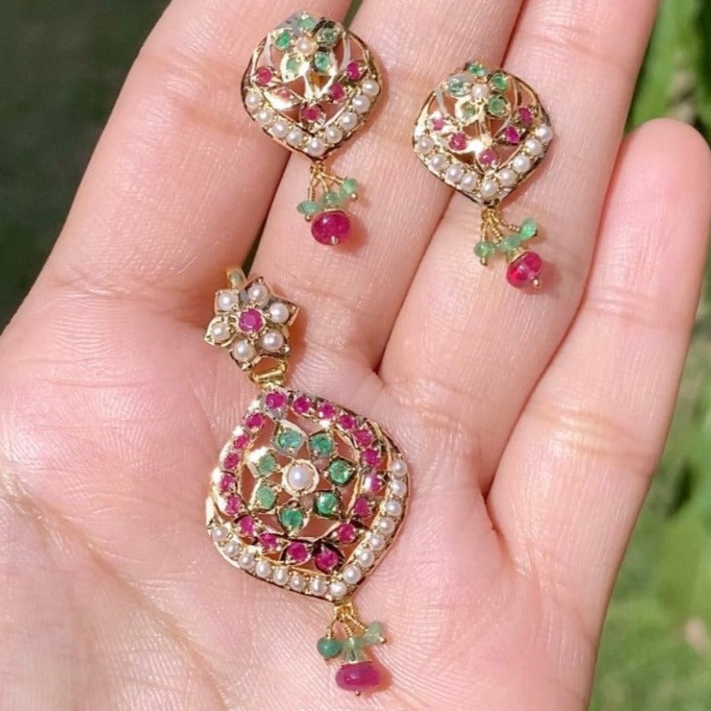 small elegant pendant gold