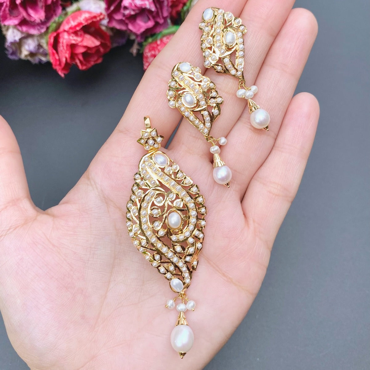 small gold pendant set