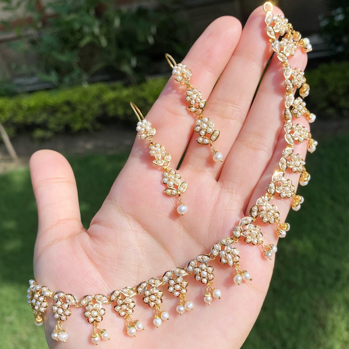 simple and sober pearl necklace set on gold