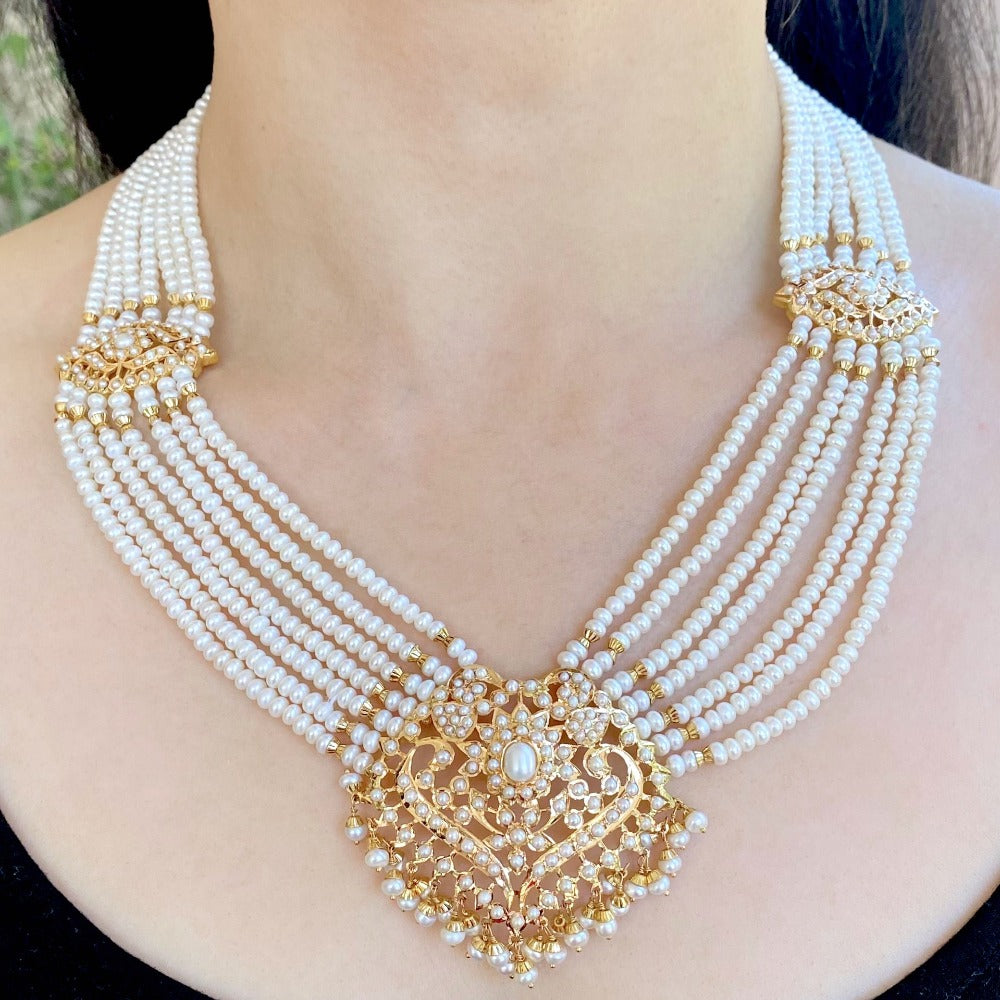 short pearl necklace in gold