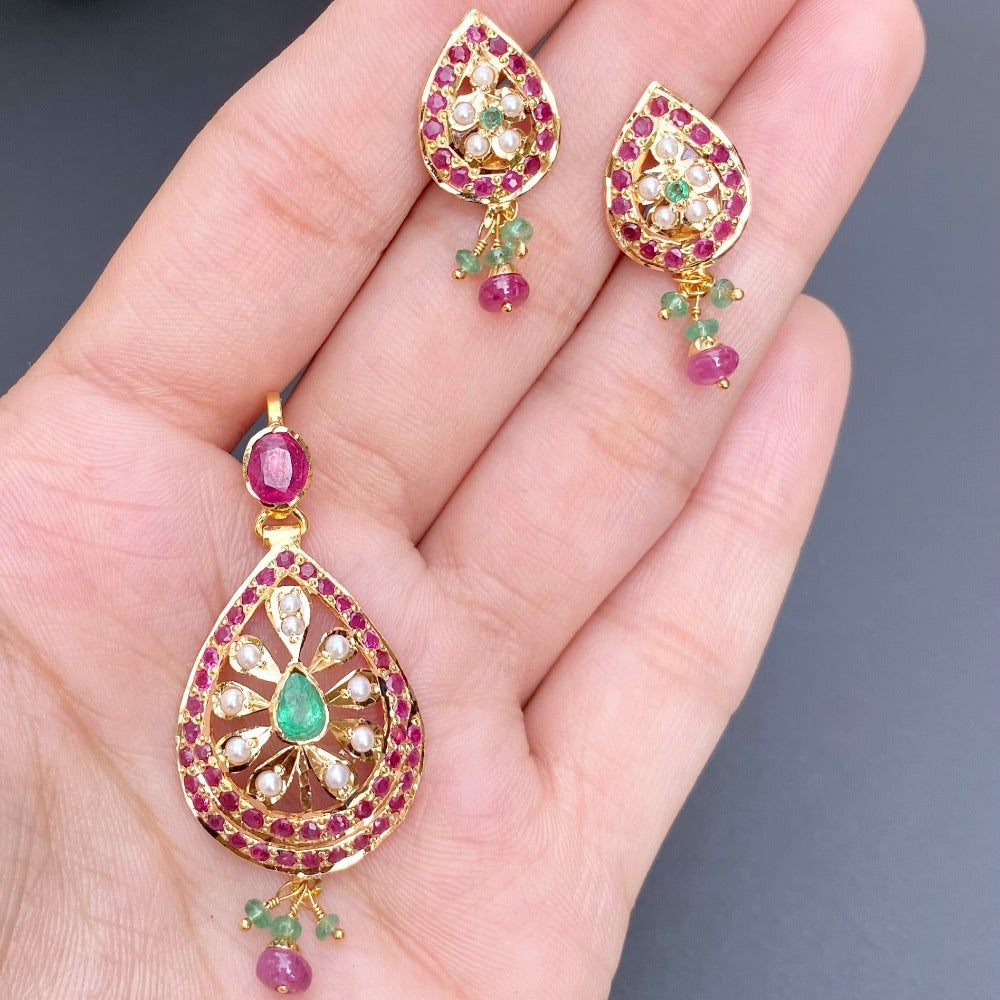 small gold pendant set for gifting