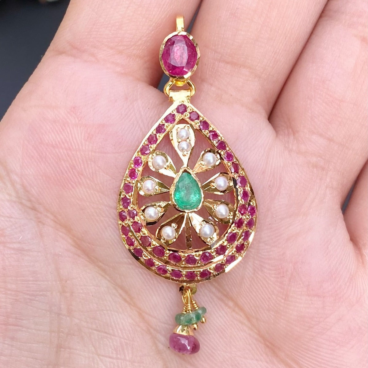 small gold pendant set for gifting