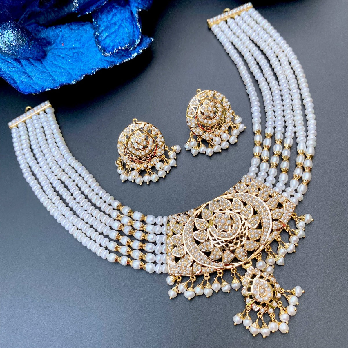 classic pearl choker necklace set in 22ct gold