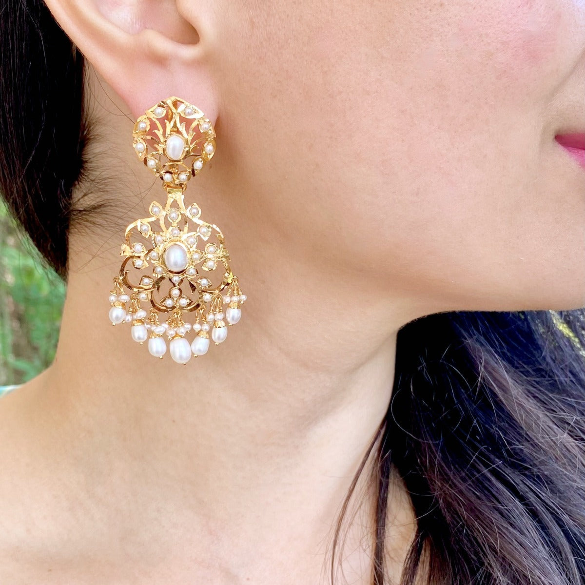 minimalitic gold plated earrings with pearl drops