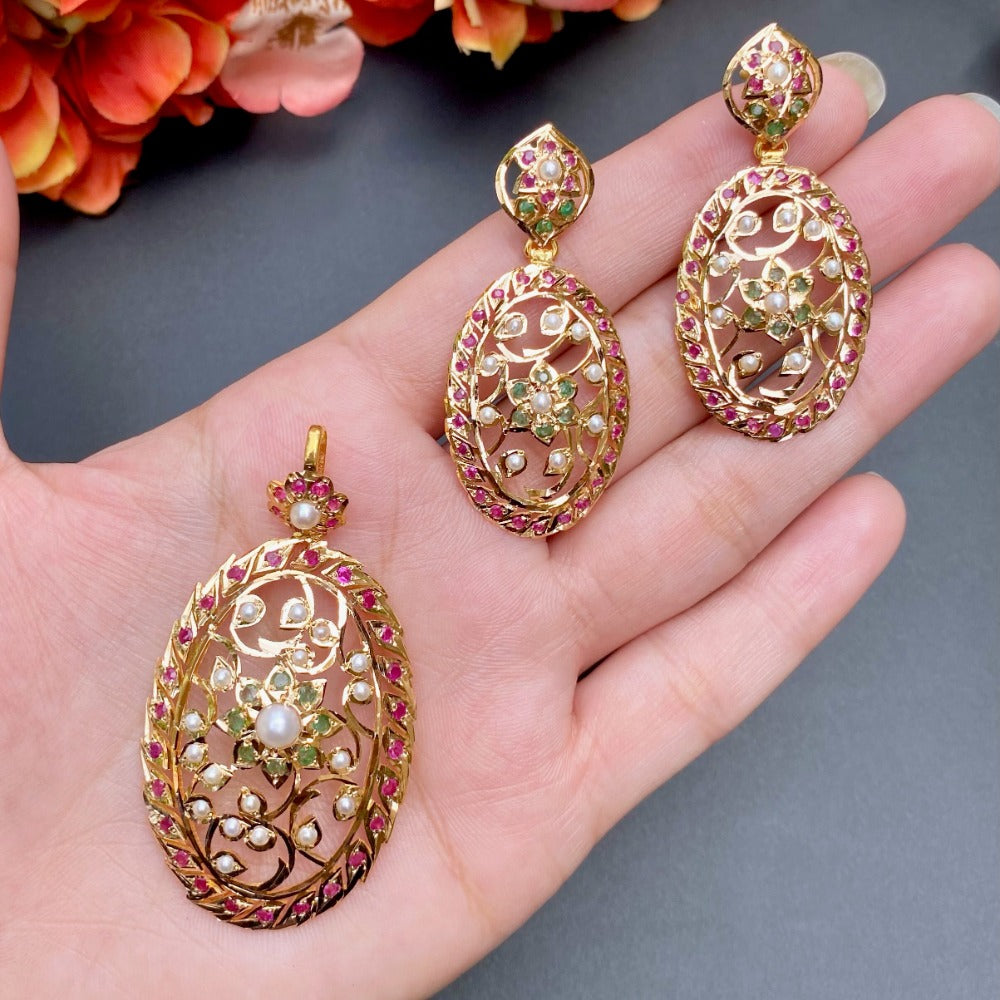 indo western design pendant set in gold