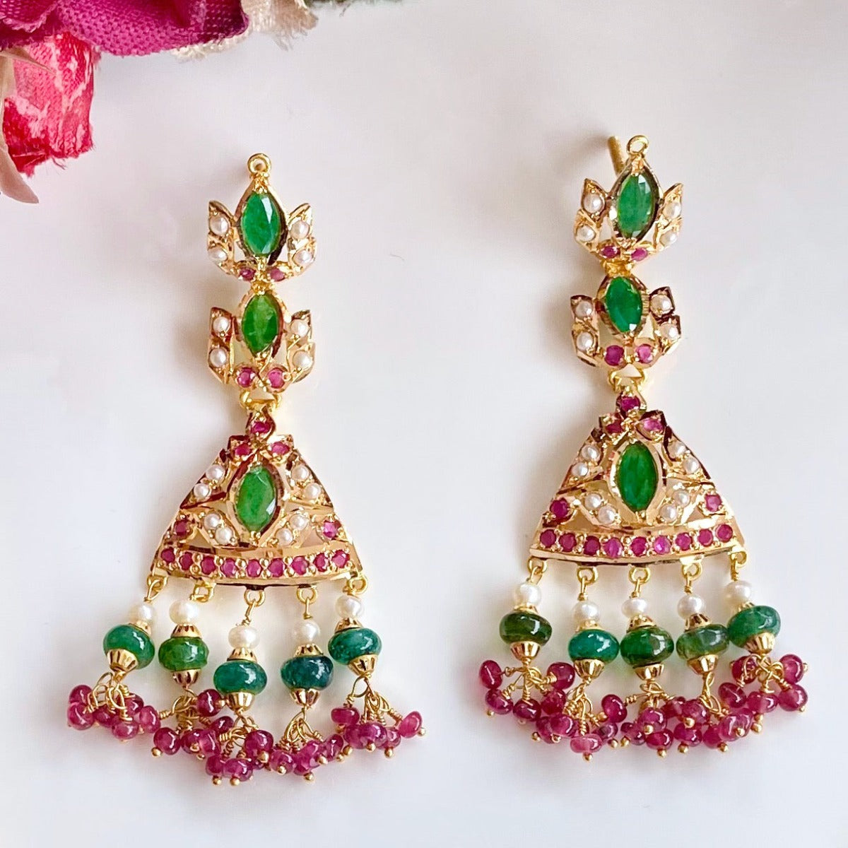 jadau set in 22ct gold accentuated with emeralds