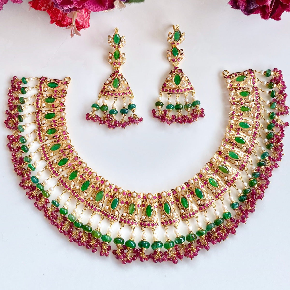 jadau set in 22ct gold accentuated with emeralds