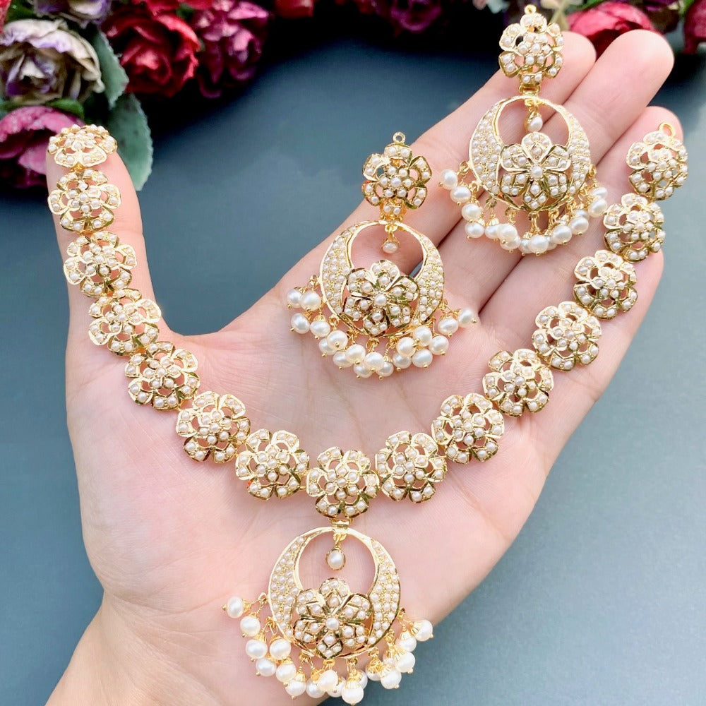 harmonious floral pearl necklace set in 22ct gold gns 085