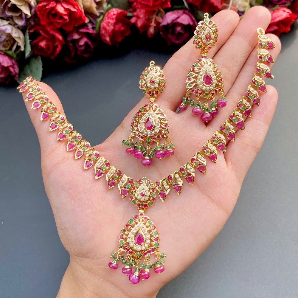 delicate indian gold necklace set