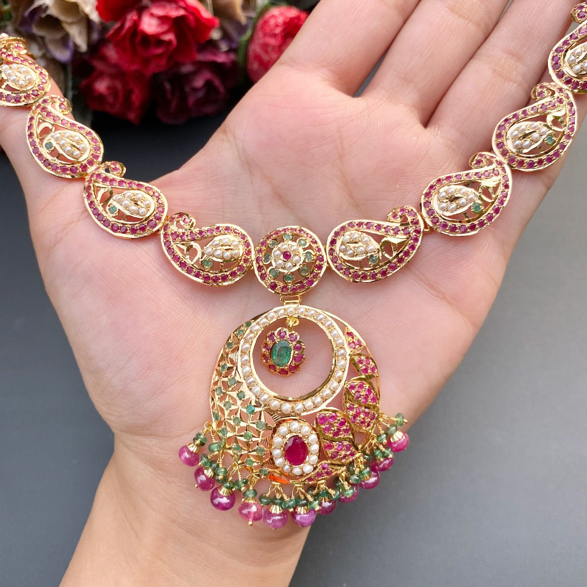 paisley design necklace set in 22ct gold