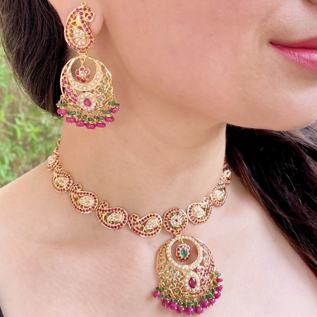 paisley design necklace set in 22ct gold