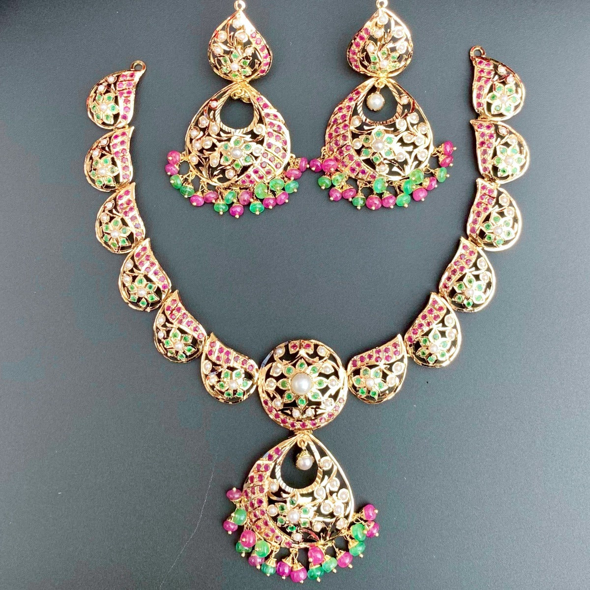 Jadau Necklace Set in 22k Gold With Chandbali Styled Earrings GNS 051