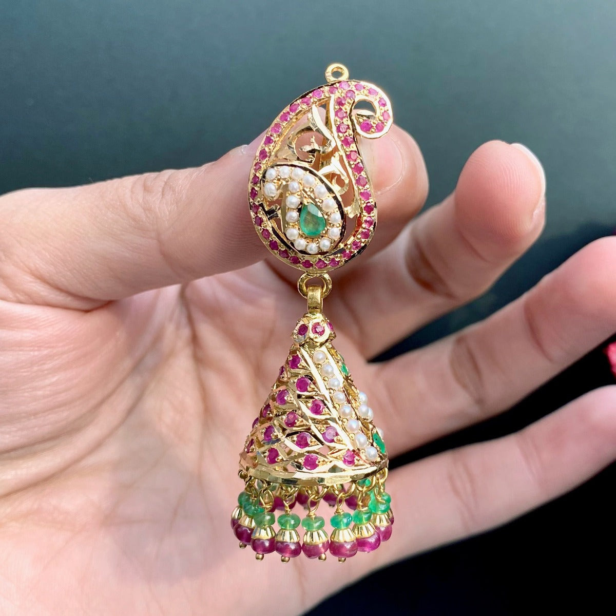 أقراط Jadau Jhumka المعاصرة من الذهب عيار 22 قيراط GER 019