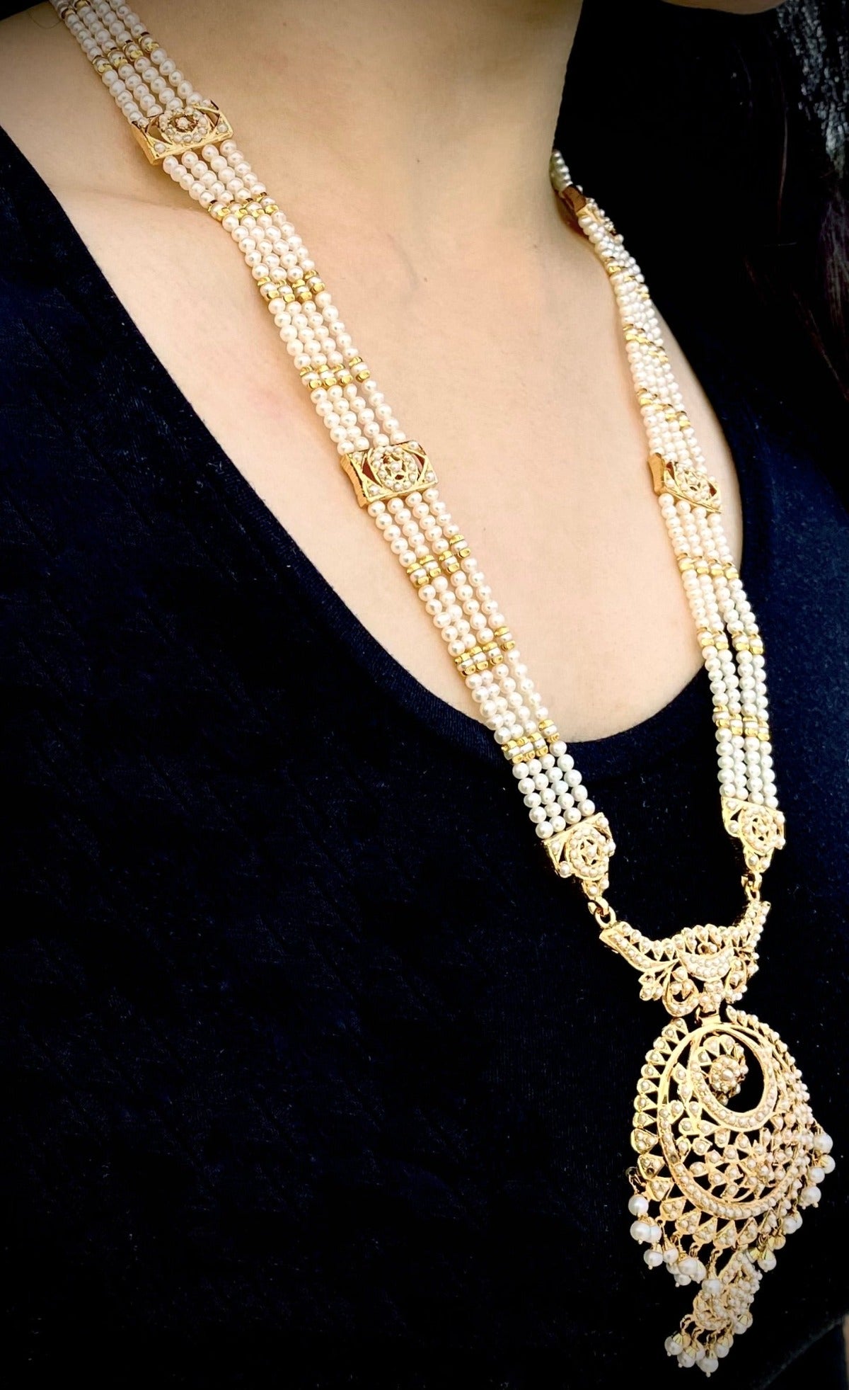 long necklace in pearls