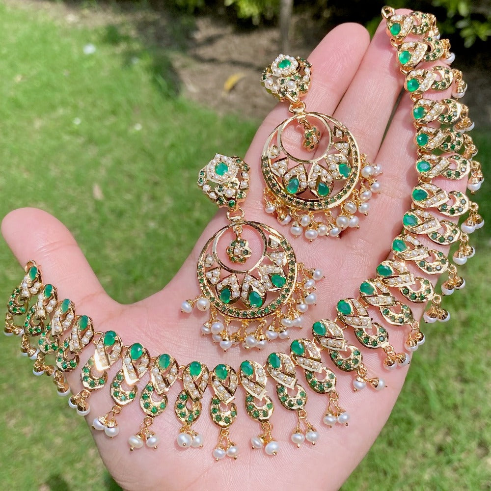 emerald necklace set in 22 carat gold