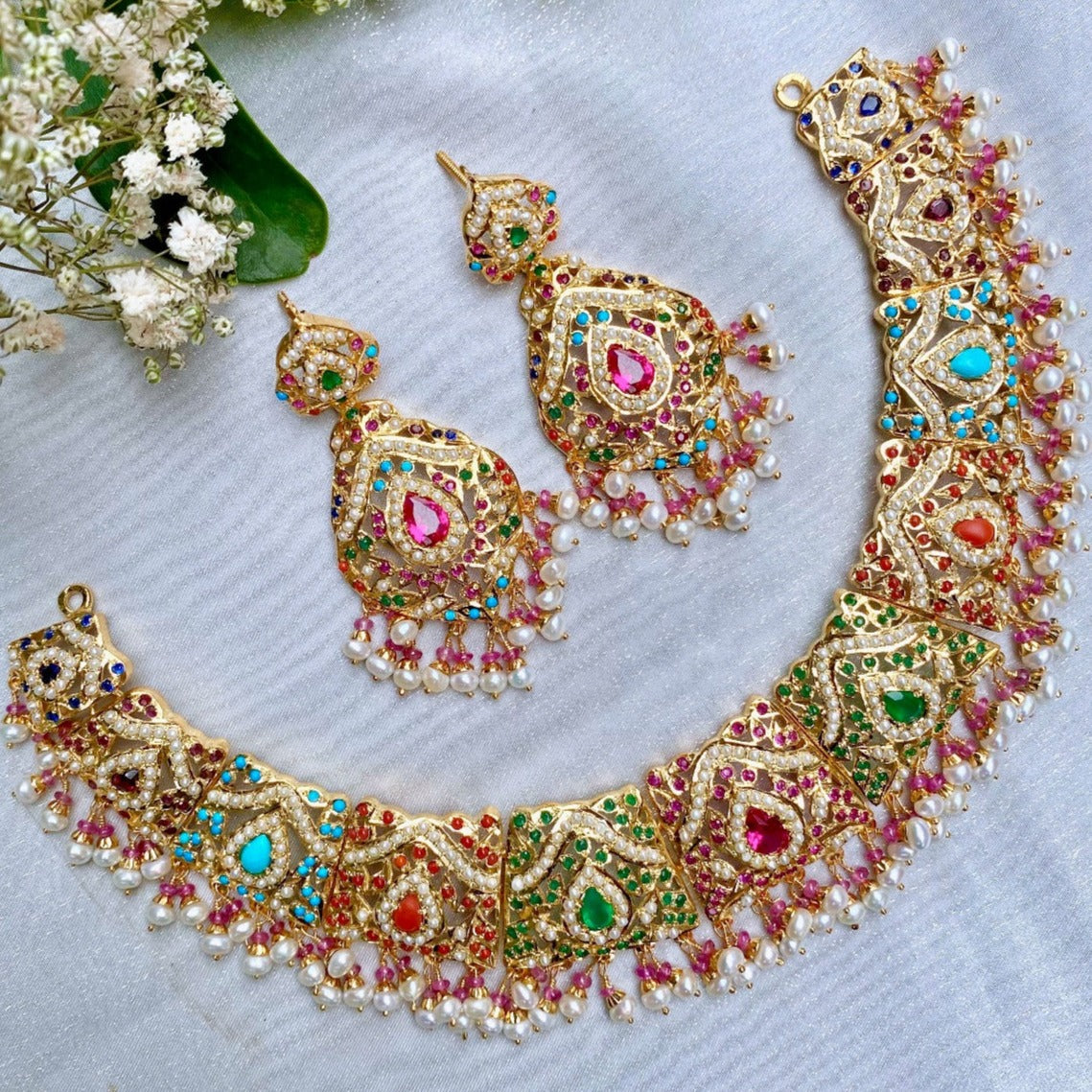 sleek Navaratna guluband set