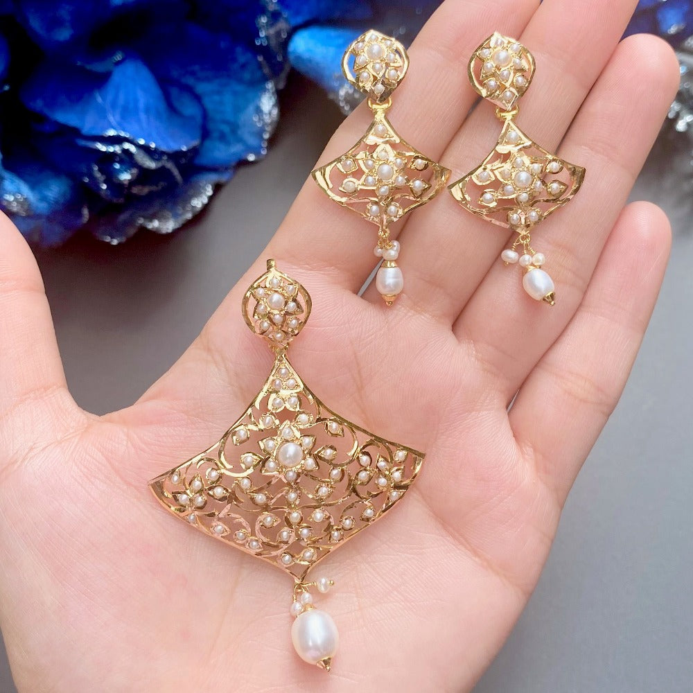 shop pearl pendant set on gold in dubai