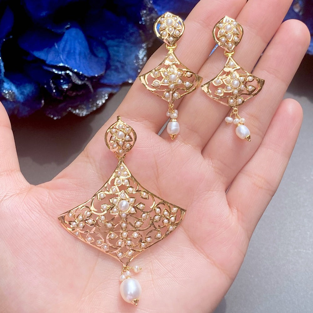 shop pearl pendant set on gold in dubai