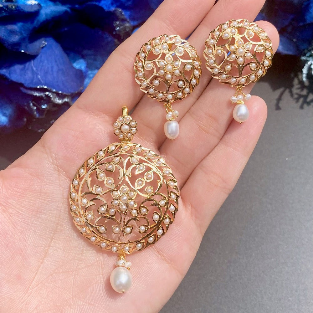 22ct gold pearl pendant set studded with pearls