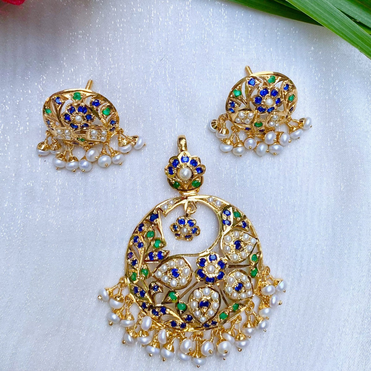 gold plated pendant set under 10000