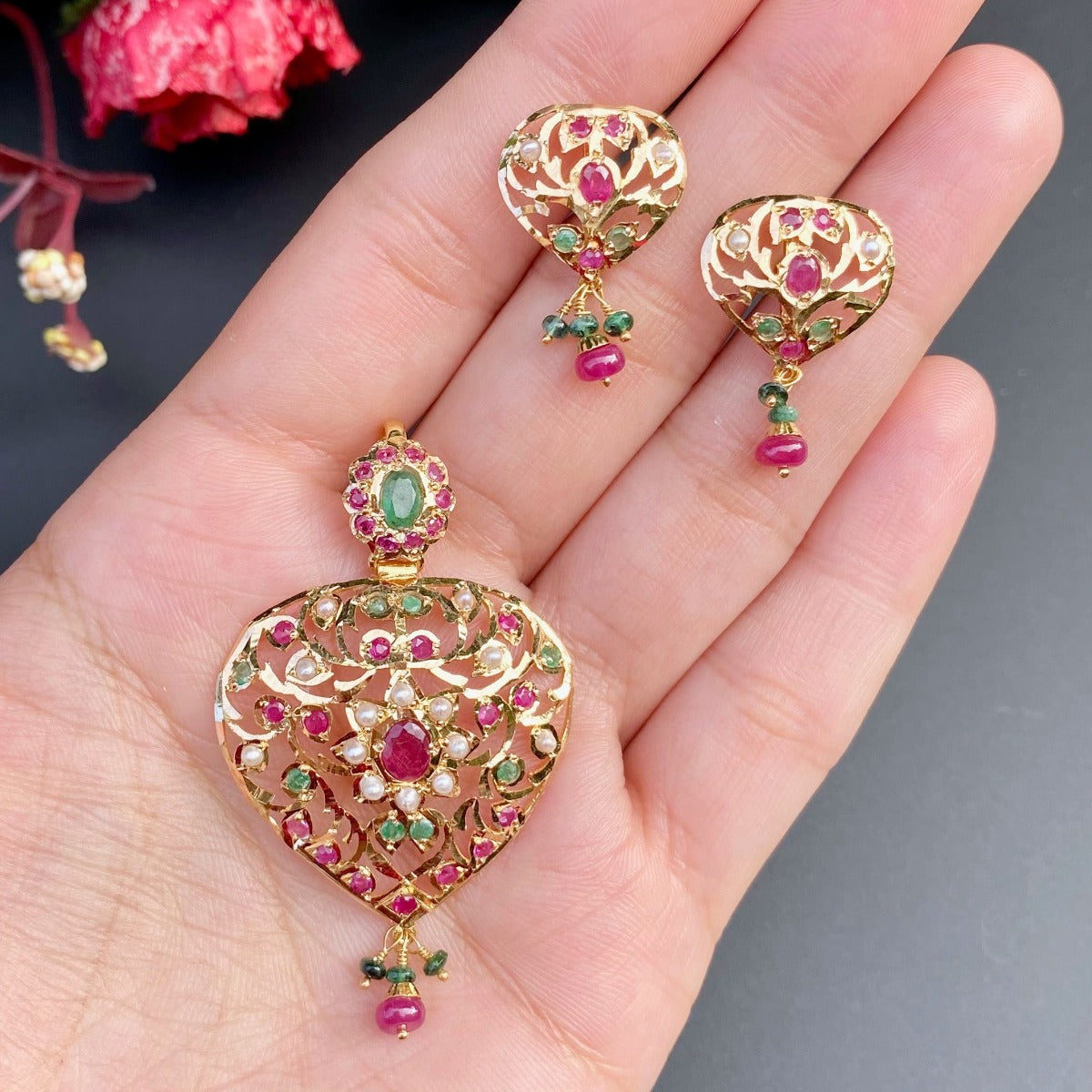 ruby emerald pendant set