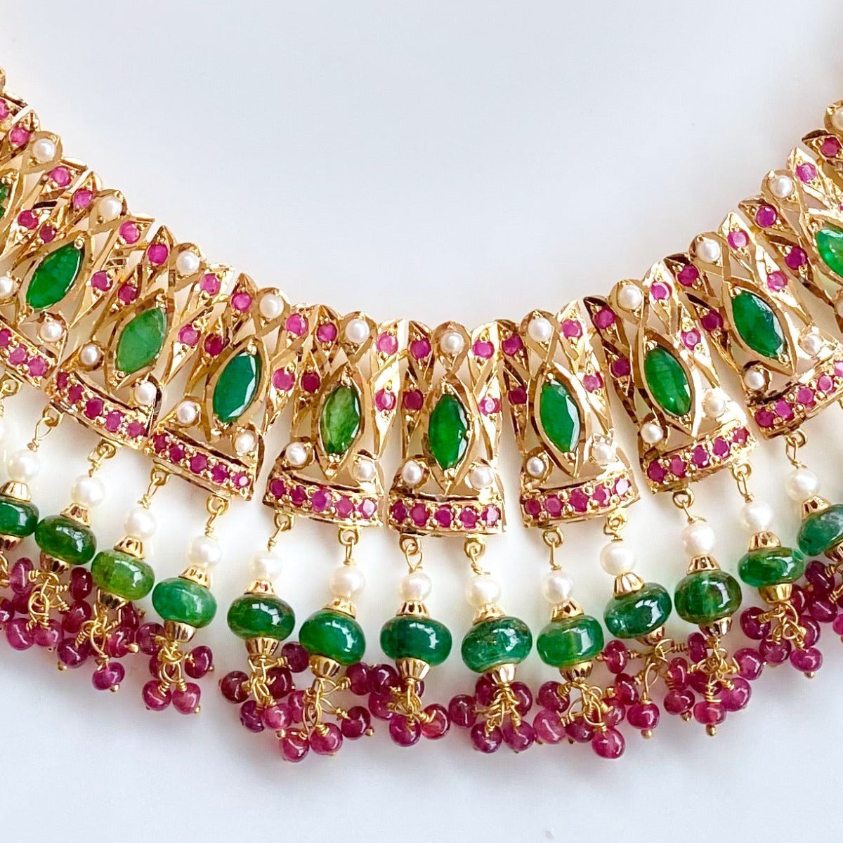 jadau set in 22ct gold accentuated with emeralds