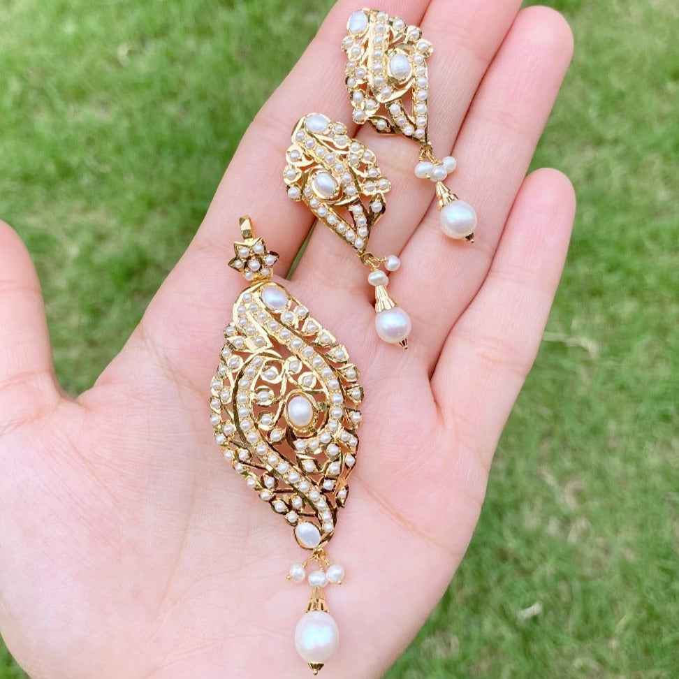 mangatrai pearls gold pendant set